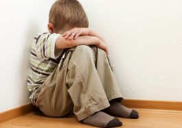 Hướng dẫn cách chăm sóc trẻ em bị tự kỷ hiệu quả tại nhà