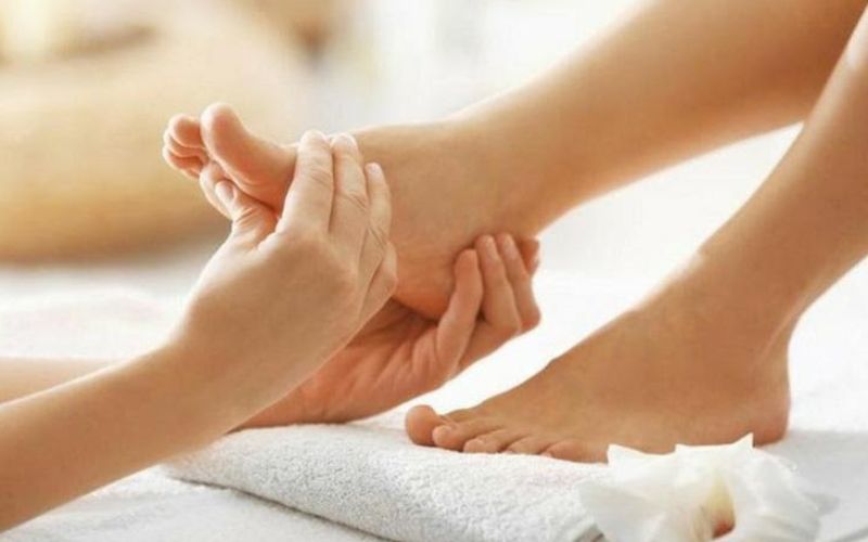 lợi ích khi massage chân cho người già