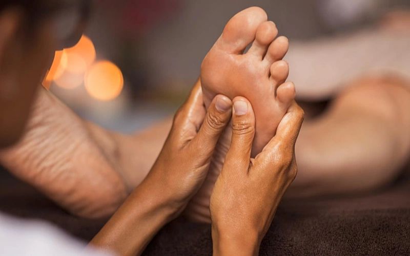 massage chân cho người già đúng cách