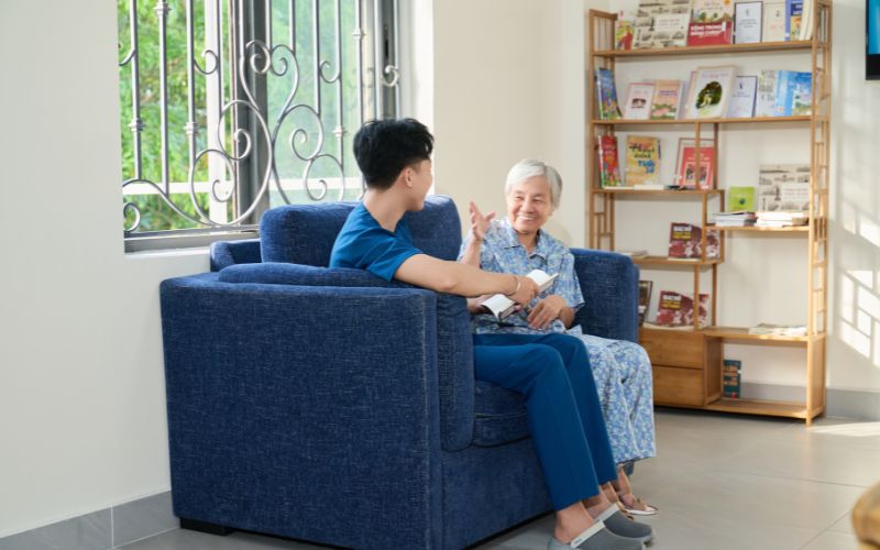 Nên sử dụng dịch vụ chăm sóc người già độc thân tại Hạnh Phúc Viên