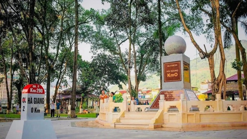 Check-in cột mốc Km0 Hà Giang