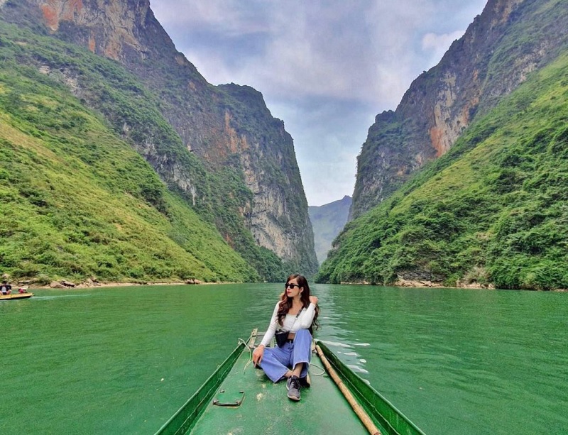 Du ngoạn sông Nho Quế bằng thuyền