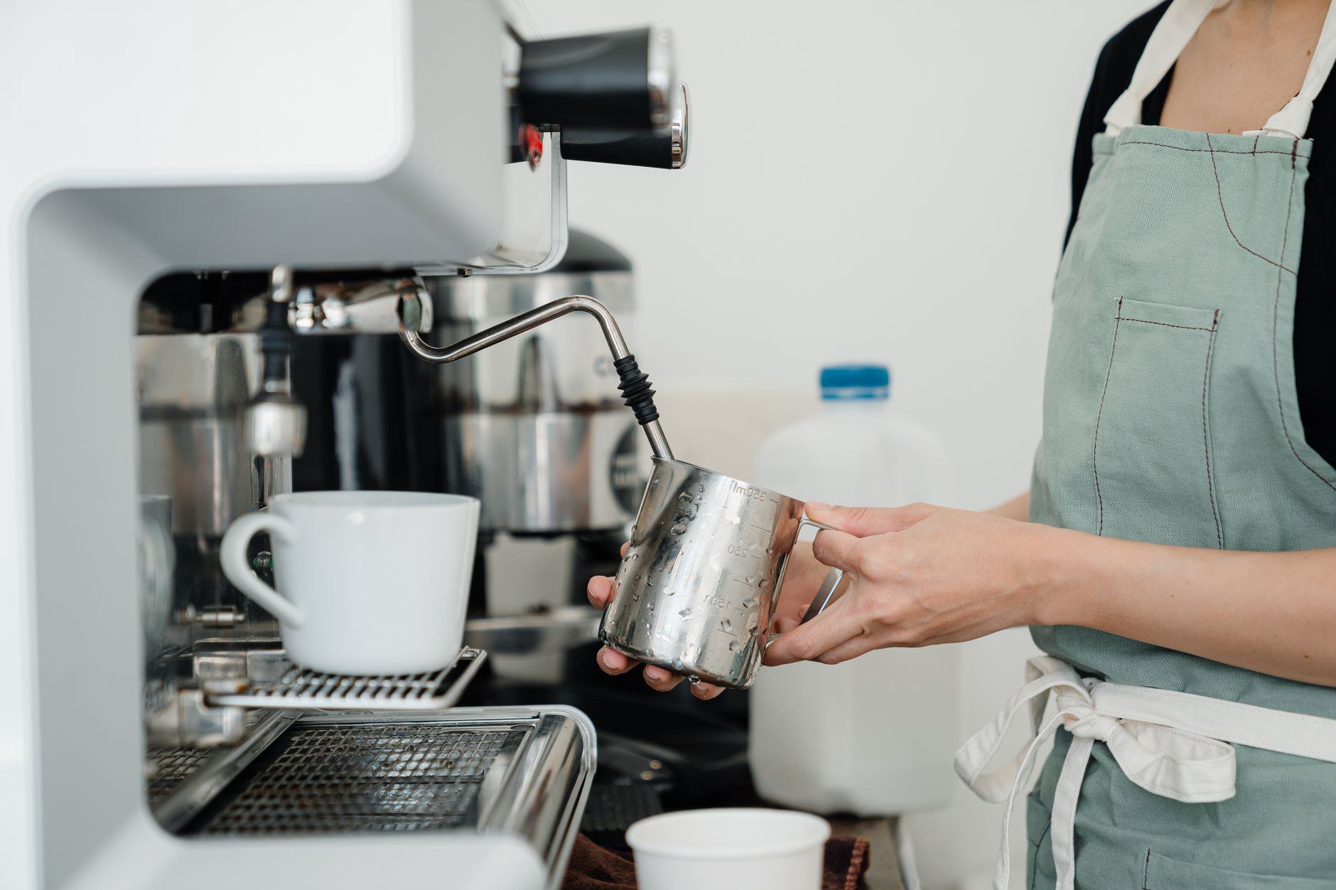 Đồng Phục Nhân Viên Tạp Vụ Bệnh Viện: Chuẩn Vệ Sinh Cần Có